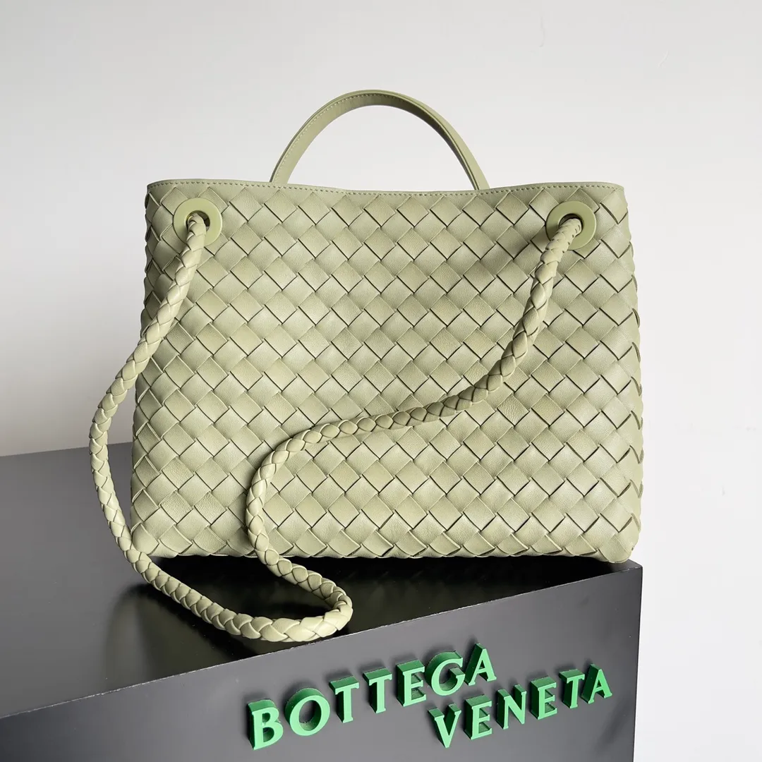 The 2023 new Andiamo batch of 2260 BV has been shipped‼ ️Really popular🔥The new Andiamo woven handbag launched by Bottega Veneta this season is really popular all over the world! ! Celebrities at home and abroad have worn it, and Oscar-winning actress Michelle Yeoh has taken it out on the street. Song Jia, Trai Yara, Yu Feihong, Sanji Ayaka, Rosie Hunting-Whiteley, Yoshioka Riho, etc. have all picked up this bag. It is classic and versatile, showing off its temperament, and the bag capacity is also large, which is very convenient for daily commuting! ! A variety of carrying methods, the shoulder straps can be adjusted by yourself, the original lambskin feels soft and delicate, and the unisex style breaks the gender boundaries and brings a more practical and long-lasting use experience. Andiamo, which has both elegant and casual styles, perfectly interprets the true appearance of "fashionable old money style". Style number: 743572 Size: 32*24*12